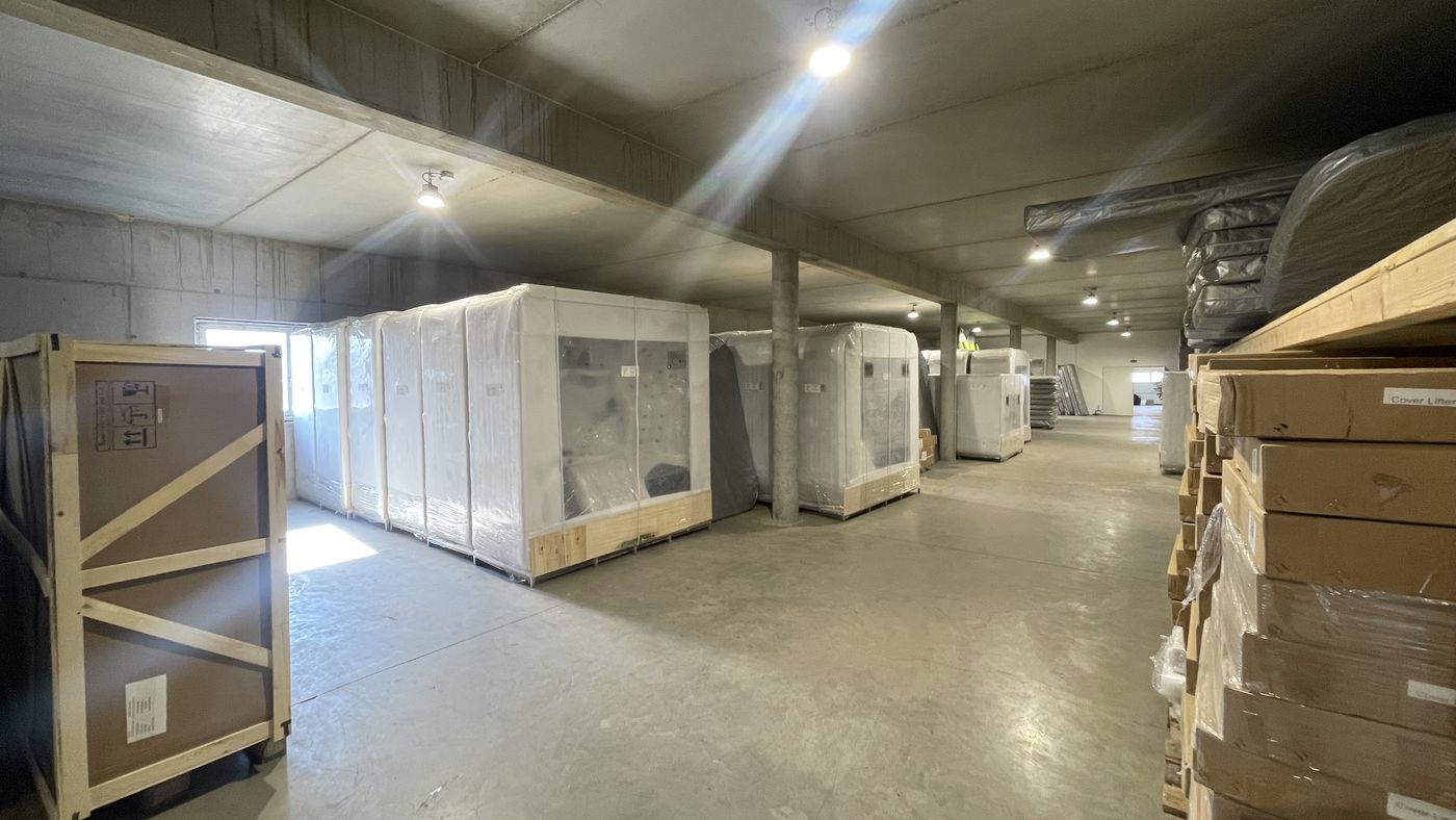 Verpackte Whirlpools und Swim Spas im Lager